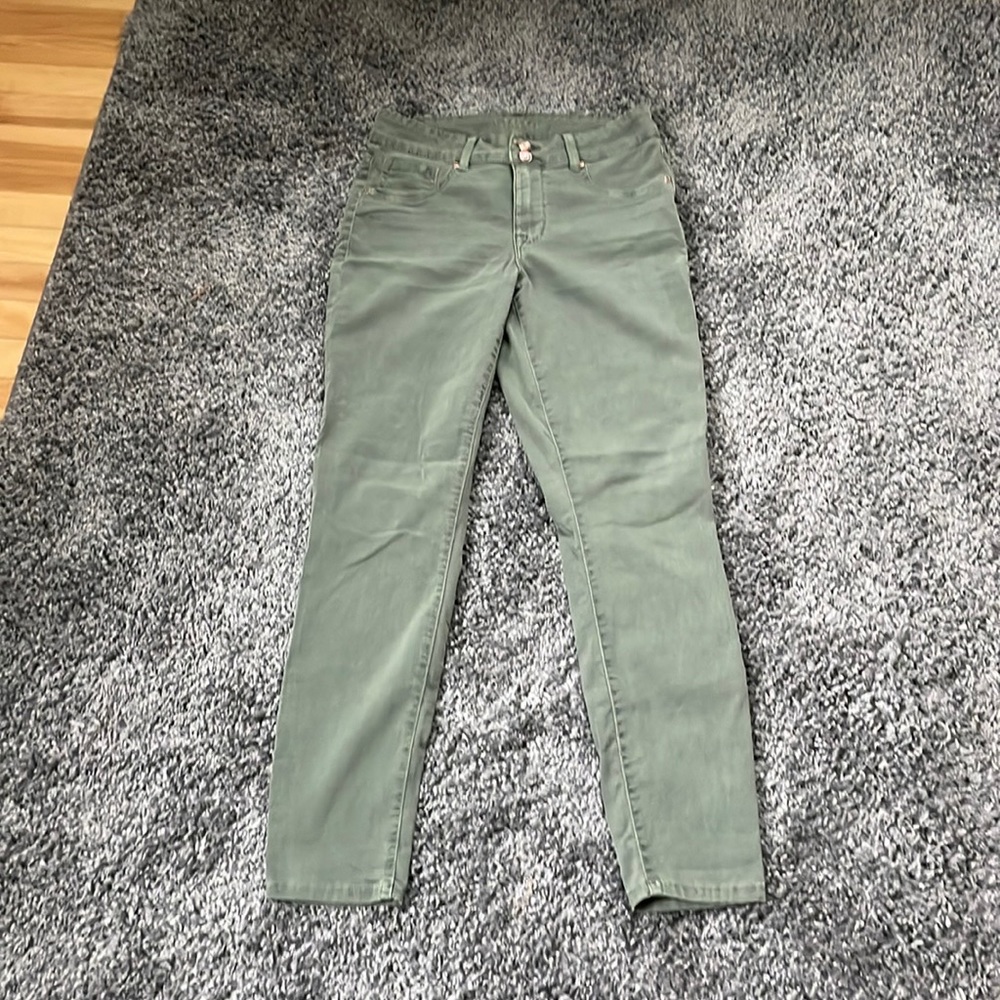 Maurice’s green highwasted straight leg jegging